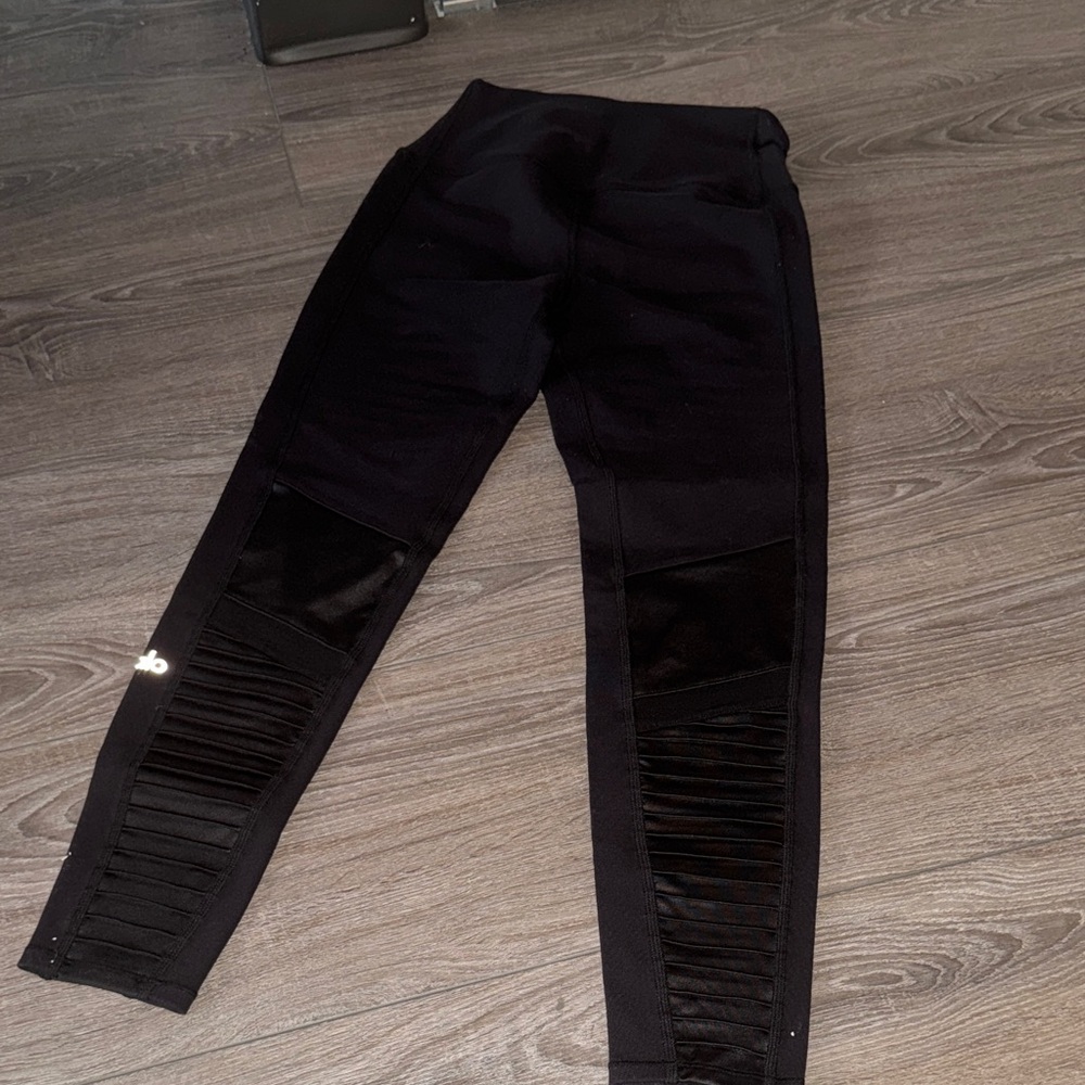 Alo Yoga High-Waisted Leggings with Moto Detailing - Picture 2 of 5